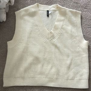H&M sweater vest cream colored size medium